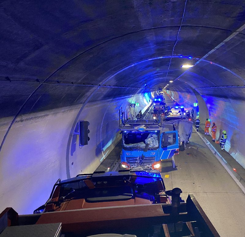 Schwere Unfall im Oswaldibergtunnel auf der Tauenrautobahn (Bild 1)
